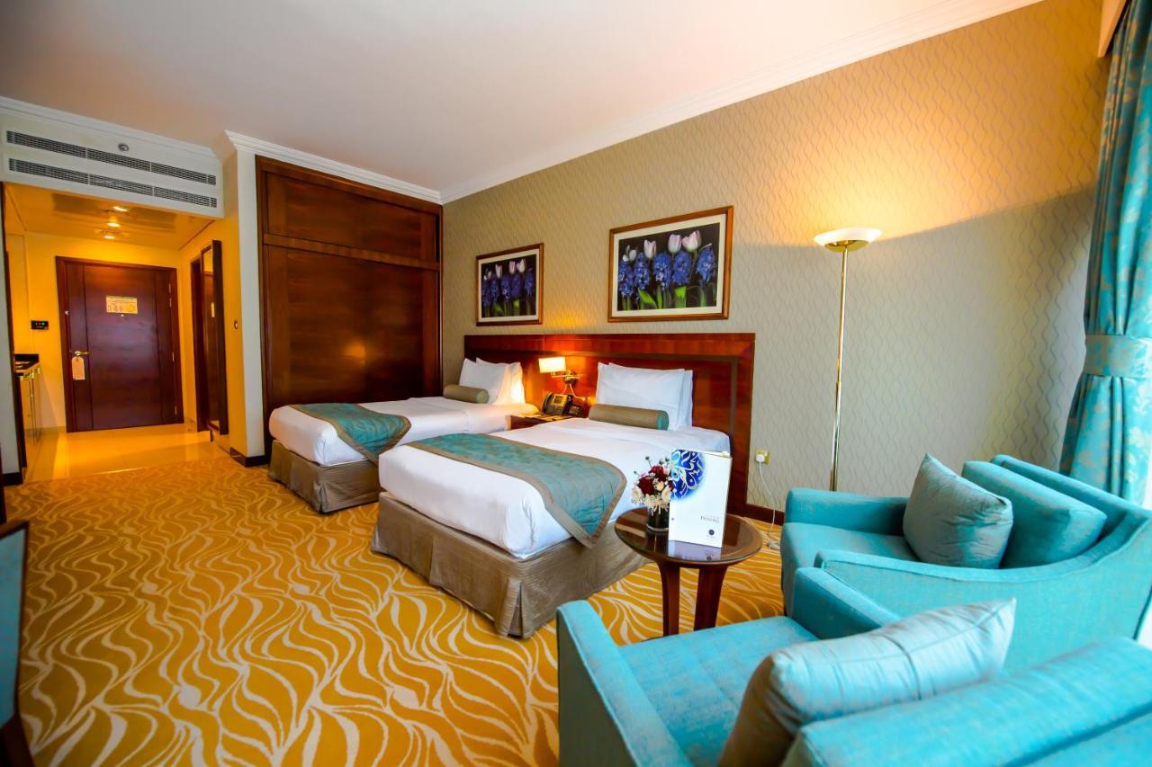 Grand Mercure Majlis Residences Abu Dhabi Bagian luar foto A room at the hotel