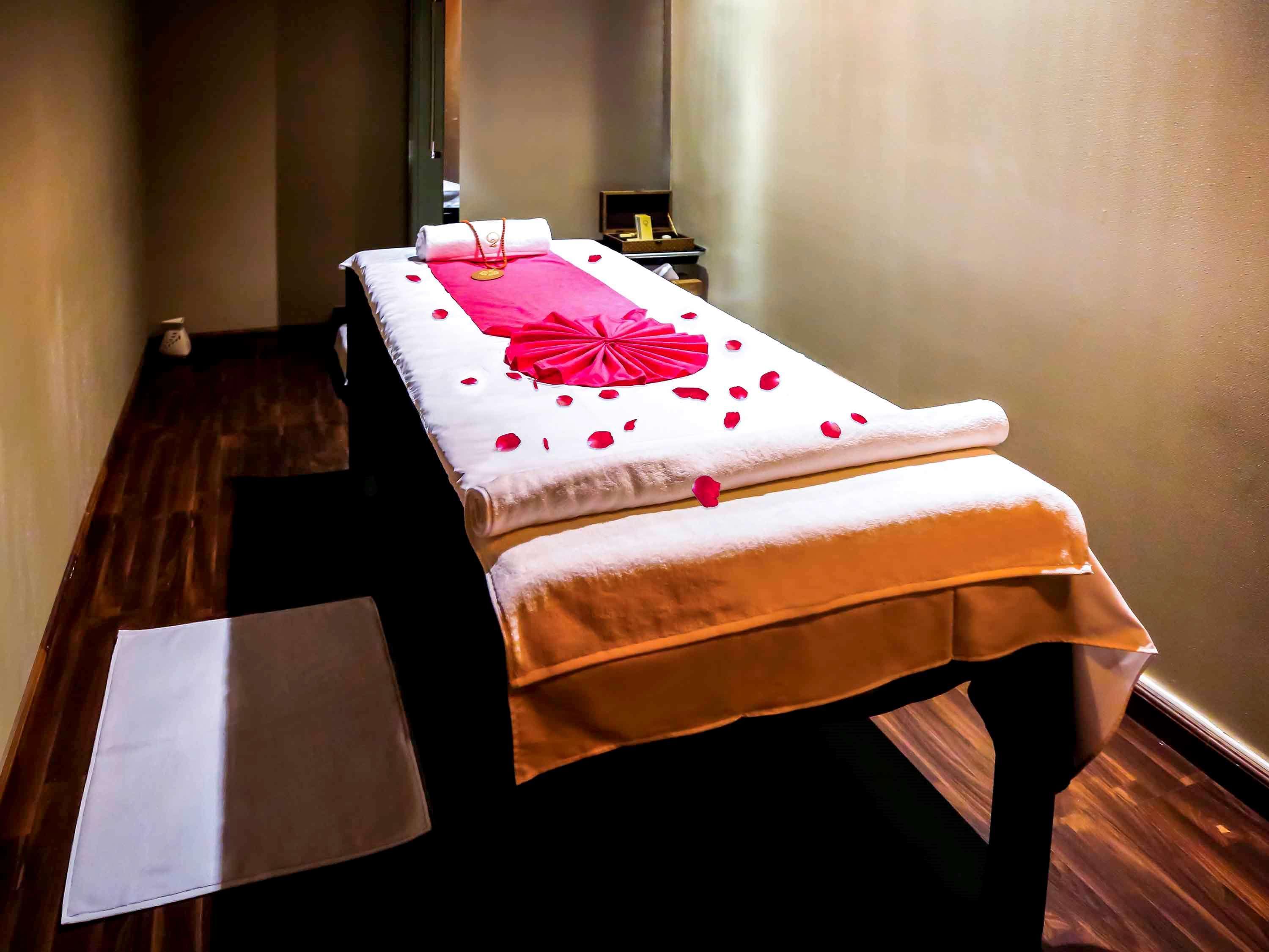 Grand Mercure Majlis Residences Abu Dhabi Bagian luar foto Massage table