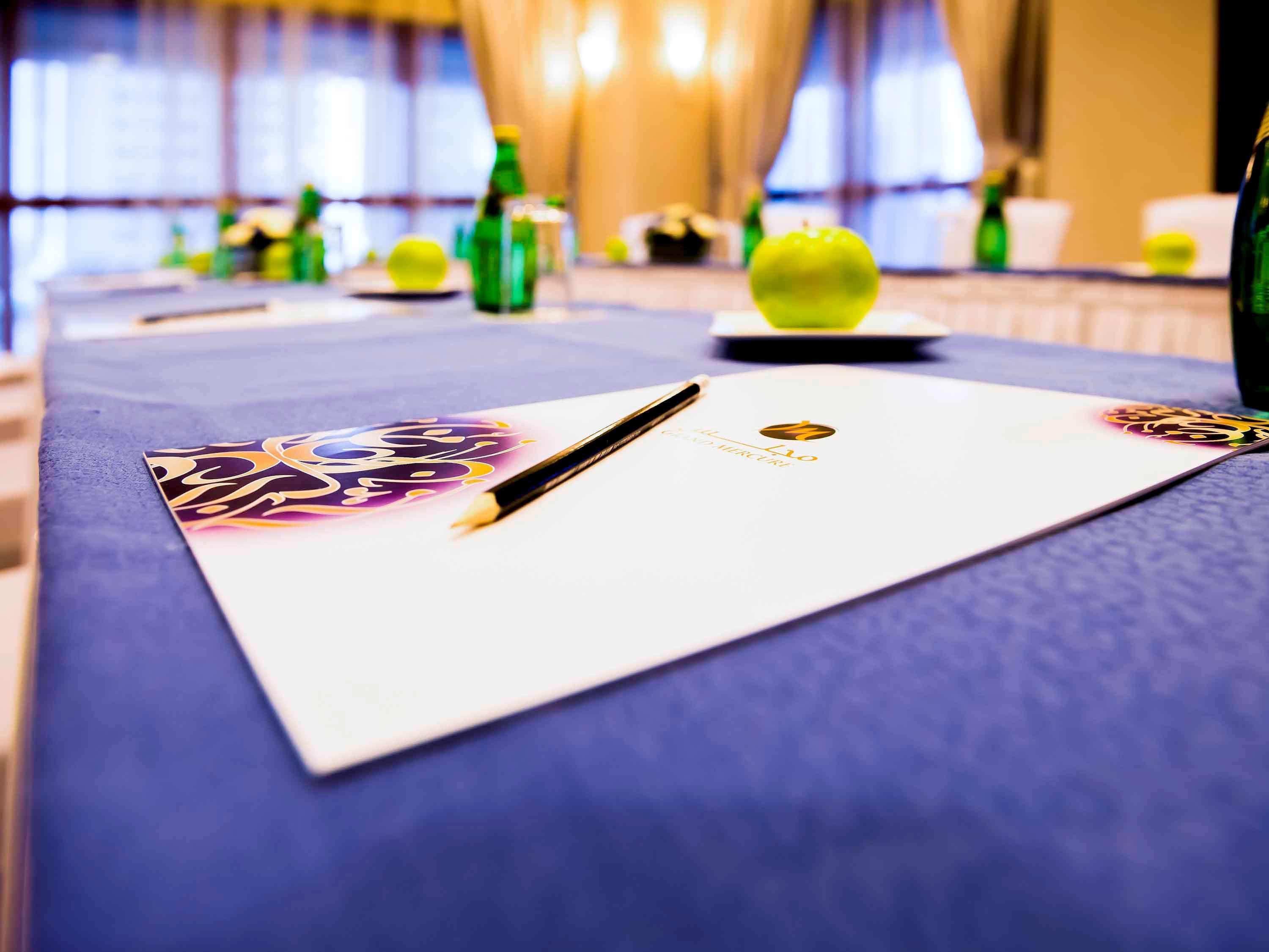 Grand Mercure Majlis Residences Abu Dhabi Bagian luar foto A pen and a notepad on a table