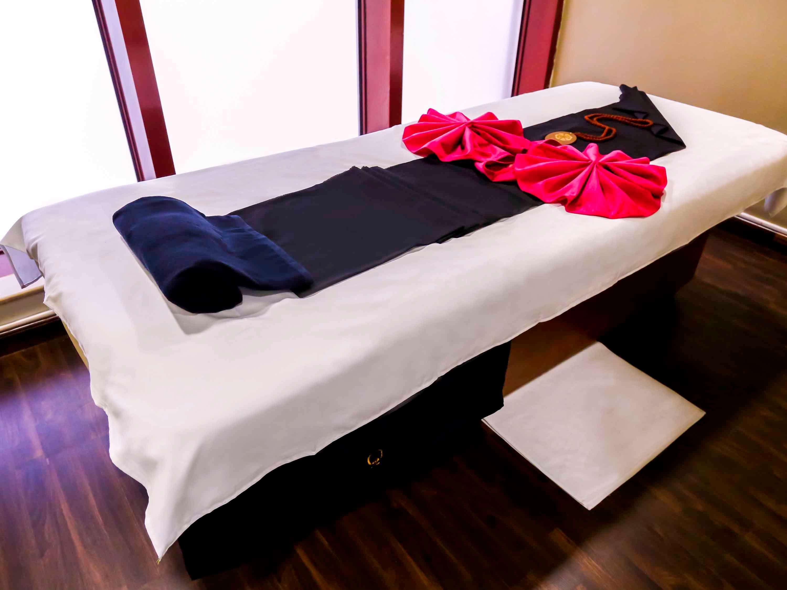Grand Mercure Majlis Residences Abu Dhabi Bagian luar foto A massage table