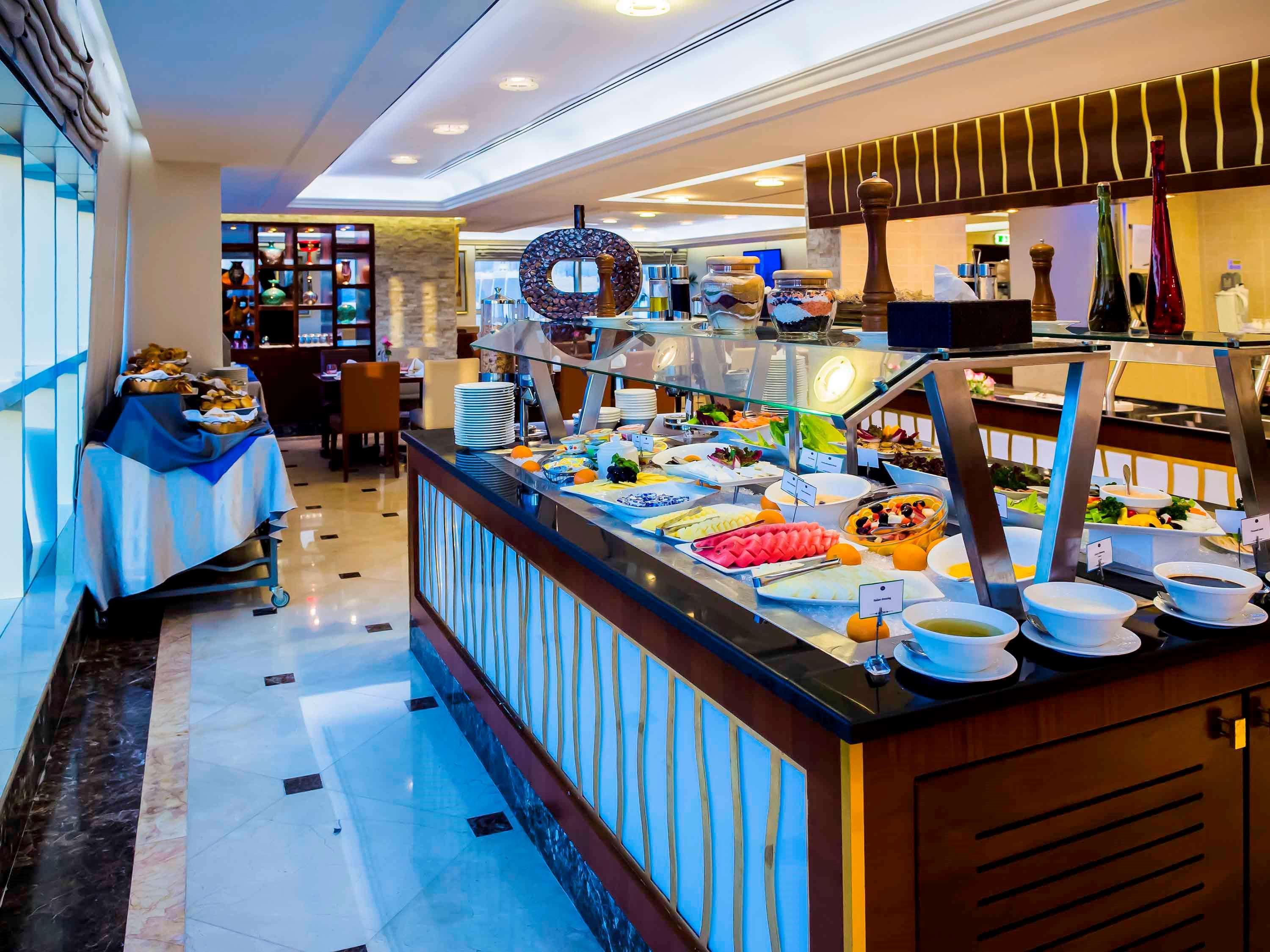 Grand Mercure Majlis Residences Abu Dhabi Bagian luar foto A buffet at a hotel