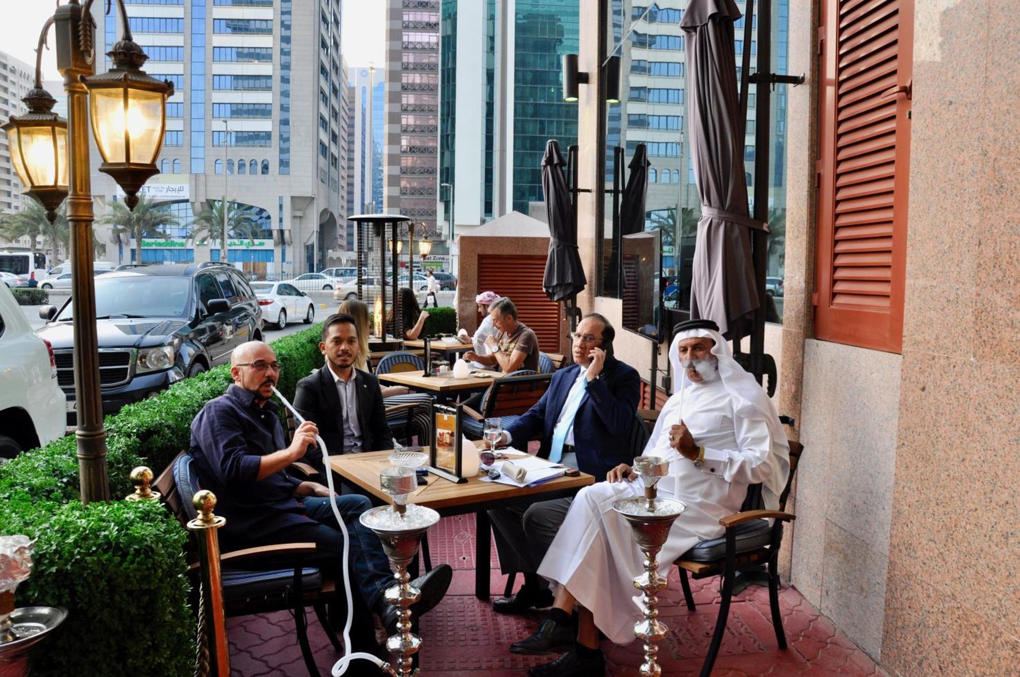 Grand Mercure Majlis Residences Abu Dhabi Bagian luar foto A coffeehouse in Dubai