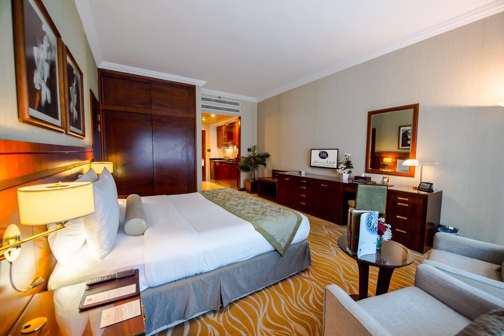 Grand Mercure Majlis Residences Abu Dhabi Bagian luar foto A bedroom at the hotel